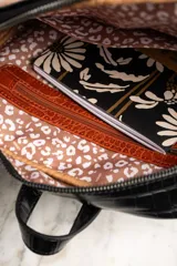 Mochila midi negra con detalles en color ladrillo y beige con textura símil piel de cocodrilo.