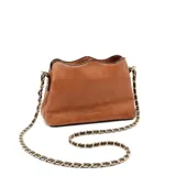 Cartera bandolera de cuero sintético negro con diseño estructurado, bordes superiores ondulados, logo grabado en el frente y correa de cadena metálica oscura.