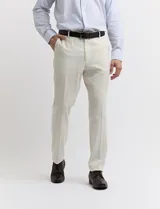 Pantalón de vestir color beige confeccionado en lino.