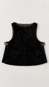 Chaleco de corte oversize confeccionado en textura de peluche sintético color negro, con hebillas ajustables en los laterales.