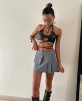 Minifalda gris tableada con bolsillo lateral tipo cargo.