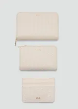 Billetera compacta de poliuretano en color beige, con diseño trenzado y cierre de cremallera superior. Cuenta con detalles metálicos dorados y el logo de la marca grabado en el frente.