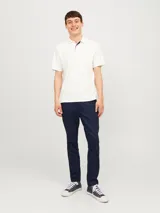Pantalón chino de corte slim y tiro medio, color azul marino, con cierre de cremallera y botón frontal. Confeccionado en tejido de algodón con elastano.