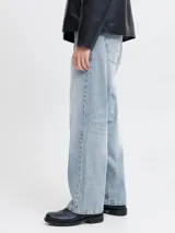 Jean de corte baggy con tiro alto y calce holgado en toda la pierna. Presenta un diseño clásico de cinco bolsillos con un lavado stonewash que le otorga un aspecto desgastado.