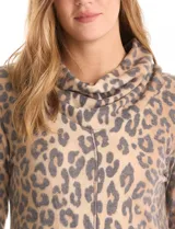 Buzo de tejido soft con estampado animal print, cuello volcado y costura central con pespunte decorativo. Presenta un corte holgado y mangas largas.