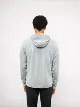 Campera de entrenamiento Umbro con capucha, cierre frontal completo y bolsillo en el pecho de nylon con cierre. Presenta una textura de tejido en relieve y logo de la marca estampado en el bolsillo.