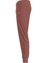 Pantalón de jogging Calvin Klein color ladrillo, confeccionado en algodón y Repreve, con cintura elástica, bolsillos laterales y logo en contraste.