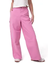 Pantalón de carpintero marca Cat, color rosado, de corte relajado, con bolsillos utilitarios, presilla para martillo y cierre frontal con botón y cremallera.