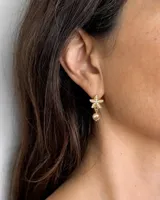 Aros colgantes dorados de acero con diseño de estrella de mar decorada con mini perlas y un colgante de perla esférica.