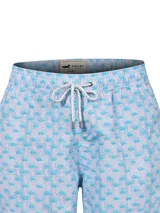 Short de baño celeste con estampado de caballitos de mar rosas. Tiene cintura elástica con cordón ajustable, bolsillos delanteros y traseros, y mosquetón.