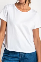 Remera blanca de algodón, de corte recto y mangas cortas.