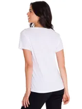 Remera de cuello en V, manga corta, color blanco con estampa metálica frontal de la marca Caterpillar.