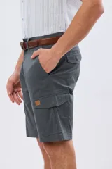 Bermuda cargo de gabardina en color gris oscuro, corte recto, con bolsillos laterales con solapa y cierre de botones y cremallera.