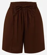 Short evasé de sarga color marrón, de corte holgado, con cintura elástica fruncida y cordón ajustable. Cuenta con costuras decorativas frontales y bolsillos laterales.