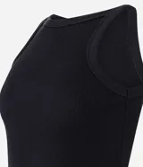 Musculosa básica femenina de Blue Steel confeccionada en tejido rib acanalado de algodón, con cuello redondo y diseño ajustado.