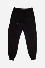 Pantalón cargo de corte regular, color negro, con cintura elástica y cordón ajustable. Presenta bolsillos laterales tipo cargo con solapa y puños elásticos en los tobillos.