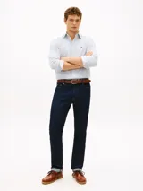 Camisa de cuadros de Tommy Hilfiger, confeccionada en popelín de puro algodón con acabado aterciopelado y tecnología Flex. Presenta diseño de cuadros en tonos celestes y blancos, cuello con botones y el logo bordado en el pecho.