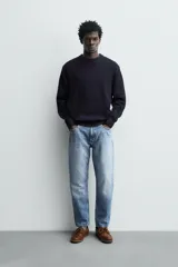 Jersey de punto con corte regular fit, cuello redondo y manga larga. Presenta un diseño de textura acanalada con acabados en rib en puños y bajo.