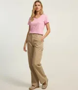 Blusa básica de algodón con cuello en V, manga corta y un pequeño bolsillo frontal. Diseño liso y versátil.