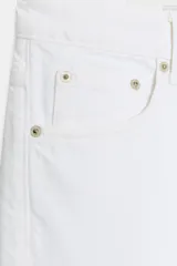 Jeans de mujer, tiro alto, color azul medio con efecto desgastado (lavado claro en muslos y oscuro en bordes). Corte recto y ancho (mom fit) con cinco bolsillos y cierre frontal de botón y cremallera.