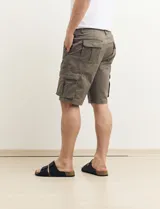 Bermuda cargo de color verde, con diseño funcional de seis bolsillos, incluyendo bolsillos laterales con solapa. Confeccionada en tejido de algodón con elastano para mayor comodidad.