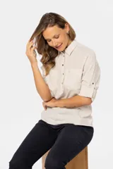 Camisa de lino lisa color celeste, de manga larga con puños abotonados y trabilla para arremangar. Cuenta con cuello clásico, cierre frontal con botones y bolsillos plaqué en el pecho.