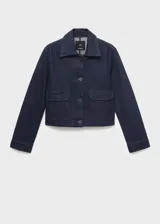 Chaqueta de algodón estilo denim en color azul oscuro, con cuello camisero, bolsillos de parche con solapa en el pecho y cierre frontal con botones.