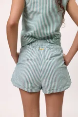 Short blanco de lino y algodón, con cintura elastizada y cordón ajustable.