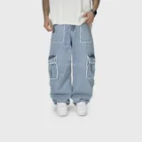Pantalón de jean estilo cargo con corte baggy, color azul claro lavado. Presenta bolsillos laterales con solapa y detalles de bordes deshilachados en los bolsillos y costuras.