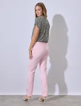 Pantalón blanco de gabardina elastizada, marca Zac & Rachel. Con pretina con pasadores, botón y cierre. Delantera con tres bolsillos. Trasera con bolsillos ojal.