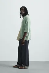 Polo de punto de algodón, color verde menta con efecto lavado que le da un aspecto desgastado y texturizado. Presenta un corte relajado (relaxed fit), cuello solapa con abertura frontal en V y mangas cortas.