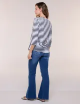 Remera semi entallada de algodón con elastano, con estampado de rayas horizontales blancas y rosadas, escote bote y mangas tres cuartos de corte raglán.