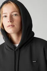Buzo con capucha negro, de corte holgado, con cordones ajustables en la capucha, bolsillo canguro frontal y un pequeño logo de Levi's en el pecho.