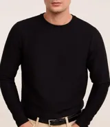 Remera de manga larga con cuello redondo y textura acanalada, confeccionada en una mezcla de poliéster y algodón.