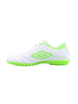 Championes de fútbol Umbro modelo Classico III TF, diseñados para césped sintético. Presentan un diseño en color blanco con detalles en verde neón en el logo lateral, interior y suela.