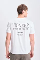 Remera blanca de manga corta con estampa gris en la espalda con la inscripción "Pioneer Motorcycles" y un logo con el año 1935.