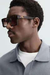 Polo de manga corta color verde oliva, con cuello solapa y abertura frontal tipo polo. Presenta una textura acanalada vertical y un calce regular.