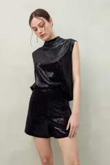 Short de lentejuelas negras, tiro medio y silueta recta.