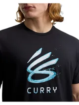 Remera deportiva de manga corta en color negro, con estampado frontal que incluye el logo de Stephen Curry en tonos celestes y la palabra 'CURRY' debajo.
