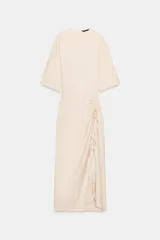 Vestido midi de Zara Woman Collection, confeccionado en mezcla de viscosa, con cuello redondo, manga corta y detalle de drapeado lateral con volado. Presenta bajo asimétrico y cierre en la espalda.