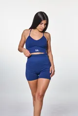 Conjunto deportivo compuesto por un top de breteles finos con logo estampado y un short de tiro alto, ambos en tejido acanalado de color azul marino.