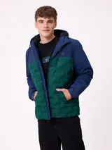 Campera con capucha, diseño bicolor en negro y gris oscuro, con panel frontal acolchado y mangas lisas. Cuenta con cierre frontal, bolsillos laterales y puños elásticos.