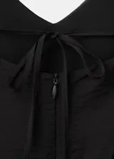 Vestido midi negro con tirantes finos, escote en pico y silueta evasé, confeccionado en mezcla de viscosa y poliamida.