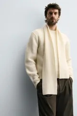 Jersey de punto con mezcla de lana, de corte relajado, cuello redondo y manga larga con acabados en rib.