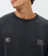 Buzo de cuello redondo y manga larga, con calce oversized y acabado lavado. Presenta estampado frontal con diseño gráfico y texto 'Silence Everything'. Confeccionado en frisa de algodón y poliéster.
