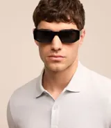 Polo de hombre slim fit color beige, confeccionada en tejido de media malla acanalada de algodón sostenible, con cuello clásico con botones y mangas cortas.