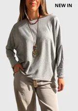 Sweater de punto con diseño oversize y corte relajado, confeccionado en una mezcla de viscosa y lana. Presenta cuello redondo, mangas largas y un largo asimétrico con la parte trasera más extensa.