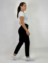 Pantalón de jean negro, corte mom, tiro alto y largo al tobillo.