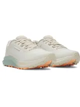 Championes de trail running Under Armour Charged Bandit TR 3, color gris claro con detalles en verde menta y naranja. Capellada de malla transpirable, entresuela Charged Cushioning y suela con tacos para tracción en terrenos difíciles.