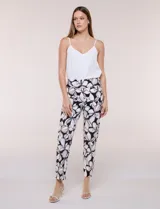 Pantalón elastizado de tiro alto estilo pull-on, marca Zac & Rachel. Modelo de corte cigarrete de silueta ajustada con diseño a rayas en color blanco y azul. Pretina ancha elastizada sin cierres ni botones, con diseño de línea limpia sin bolsillos.
